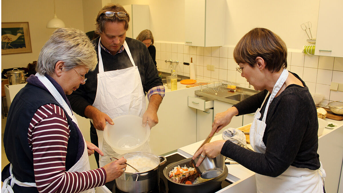 Voller Einsatz für den Krustenbraten (v.l.):Ingelore Ridder, Pastor Ulrich Thomas und Liesel Amelingmeyer, Leiterin der evangelischen Familienbildung Eppendorf
