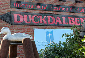 Der internationale Seemannsclub "Duckdalben" im Hamburger Hafen ist seit 1986 einer der weltgrößten Einrichtungen seiner Art für Seeleute an Land