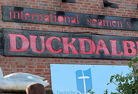 Der internationale Seemannsclub "Duckdalben" im Hamburger Hafen ist seit 1986 einer der weltgrößten Einrichtungen seiner Art für Seeleute an Land