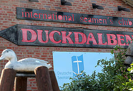 Der internationale Seemannsclub "Duckdalben" im Hamburger Hafen ist seit 1986 einer der weltgrößten Einrichtungen seiner Art für Seeleute an Land