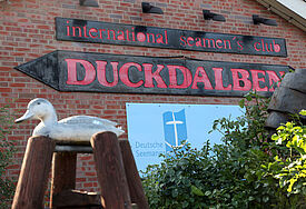 Der internationale Seemannsclub "Duckdalben" im Hamburger Hafen ist seit 1986 einer der weltgrößten Einrichtungen seiner Art für Seeleute an Land