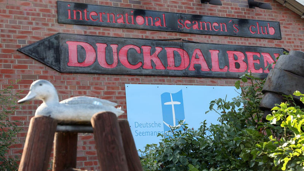 Der internationale Seemannsclub "Duckdalben" im Hamburger Hafen. Der Seemannsclub ist seit 1986 einer der weltgrößten Einrichtungen seiner Art für Seeleute an Land. Die größte Besonderheit aber ist ein "Raum der Stille" im ersten Stock. Unter einem schrägen Dach mit vier bunten Mosaikfenstern sind alle großen Religionen der Welt zu Hause. 