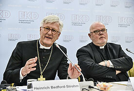 Der Ratsvorsitzende der Evangelischen Kirche in Deutschland (EKD), Heinrich Bedford-Strohm (l.), und der Vorsitzende der katholischen Deutschen Bischofskonferenz, Kardinal Reinhard Marx.