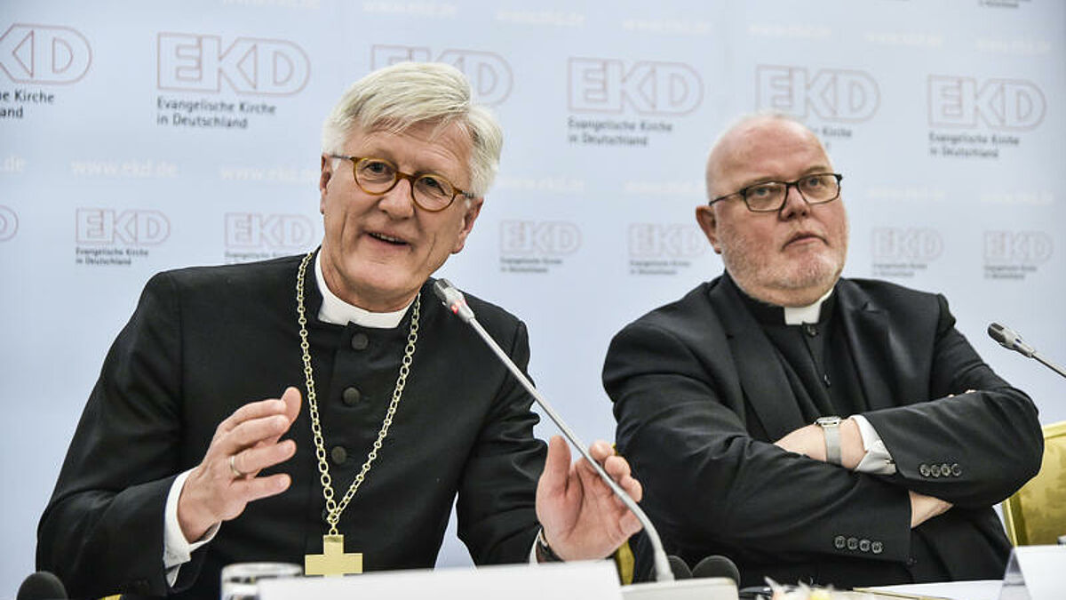 Der Ratsvorsitzende der Evangelischen Kirche in Deutschland (EKD), Heinrich Bedford-Strohm (l.), und der Vorsitzende der katholischen Deutschen Bischofskonferenz, Kardinal Reinhard Marx.