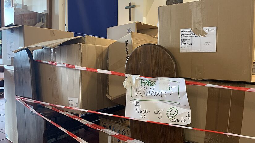 Für sehr lange Zeit saßen Seefahrer aus Kiribati während der Corona-Pandemie in Hamburg fest. Die Seemannsmission sorgt dafür, dass ihre persönlichen Sachen in die Heimat geschickt werden. Kisten für die Seeleute aus Kiribati.