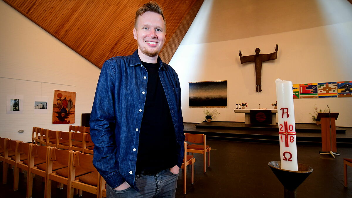 Pastor Jonas Goebel in der Auferstehungskirche in Hamburg-Lohbrügge
