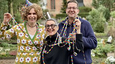 Philine Eidt, Katja und Heiko von Kiedrowski mit Luftschlangen