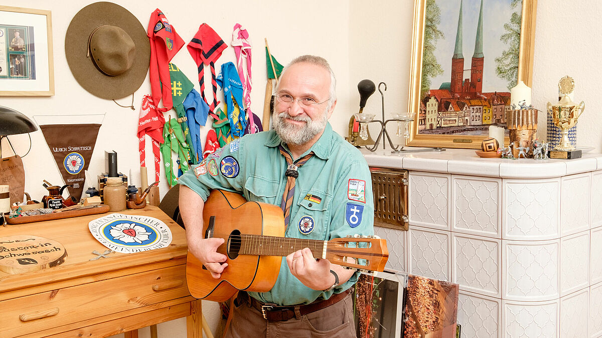 In seinem Amtszimmer hat Pastor Ulli Schwetasch sich eine Pfadfinder-Ecke mit vielen Andenken eingerichtet.