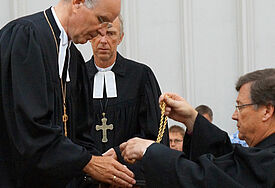 Landesbischof Ralf Meister entpflichtet Bischof Dr. Hans-Jürgen Abromeit und nimmt das Amtskreuz entgegen. Foto: kirche-mv.de/Vogel