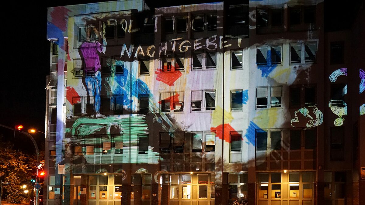 Anlässlich des 15. Todestages von Dorothee Sölle im Jahr wurde 2018 eine Lichtinstallation von Nicola Dicke organisiert: "Politisches Nachtgebet" illuminierte das Dorothee-Sölle-Haus in Hamburg-Altona.