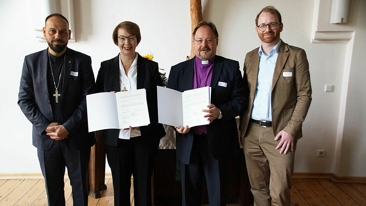 Nach der Unterzeichnung: Oberkirchenrat Dekan Attila Fehér, Landesbischöfin Kristina Kühnbaum-Schmidt, Bischof Dezsö Zoltán Adorjáni und Arne Gattermann, Mitglied der Kirchenleitung der Nordkirche