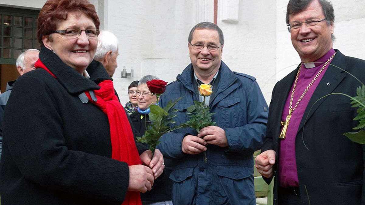 Rosen für Ehrenamtliche nach dem Gottesdienst in St. Stephan, Gartz (Oder): Bischof Abromeit dankt dem Ehepaar Hänsel, Kirchengemeinde Blumberg, ebenso wie vielen anderen Ehrenamtlichen aus der Kirchenregion Gartz-Penkun für ihr Engagement.