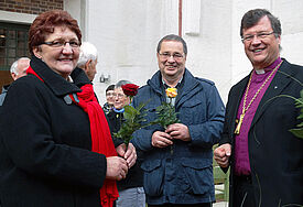 Rosen als Dank für Ehrenamtliche. Abschlussgottesdienst der Besuchswoche in der Kirchenregion Gartz-Penkun am 25.10.2015, Stadtkirche St. Stephan, Gartz (Oder): Bischof Dr. Abromeit dankt Ehepaar Hänsel, Kirchengemeinde Blumberg. Foto: Nordkirche/Brall