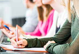 Studentinnen in einer Vorlesung
