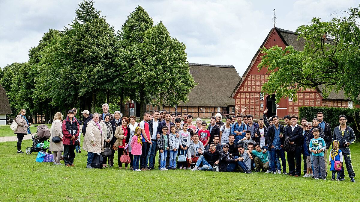 Rund 60 Flüchtlinge haben zusammen mit der  Kirchengemeinde Henstedt-Ulzburg einen Ausflug ins Freilichtmuseum Molfsee unternommen