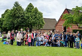 Rund 60 Flüchtlinge haben zusammen mit der  Kirchengemeinde Henstedt-Ulzburg einen Ausflug ins Freilichtmuseum Molfsee unternommen