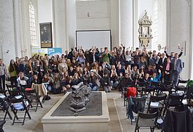 Die Schulklassen freuten sich im Dom zu Lübeck über ihre Auszeichnung.