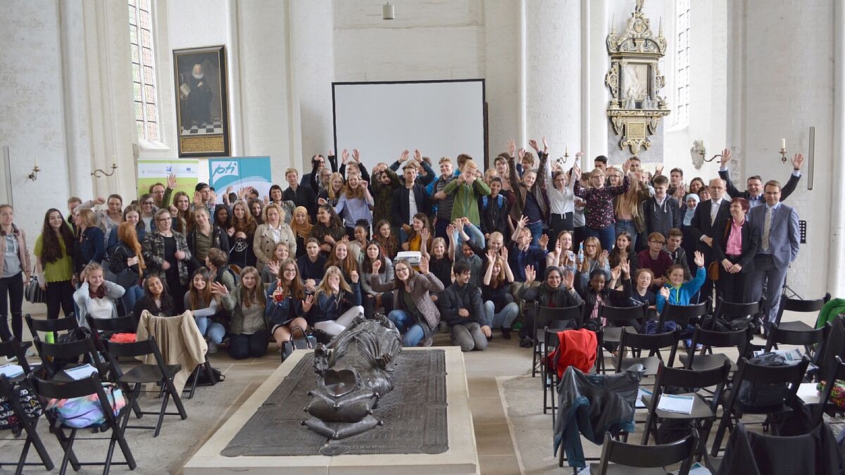 Die Schulklassen freuten sich im Dom zu Lübeck über ihre Auszeichnung.