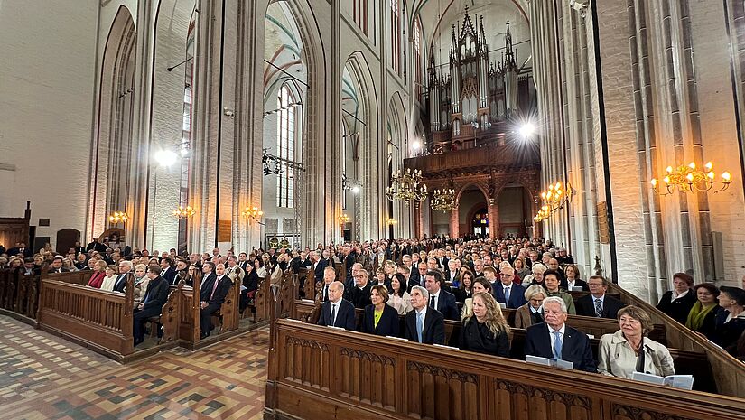 Blick ins Innere des vollbesetzen Schweriner Doms am Tag der Deutschen Einheit