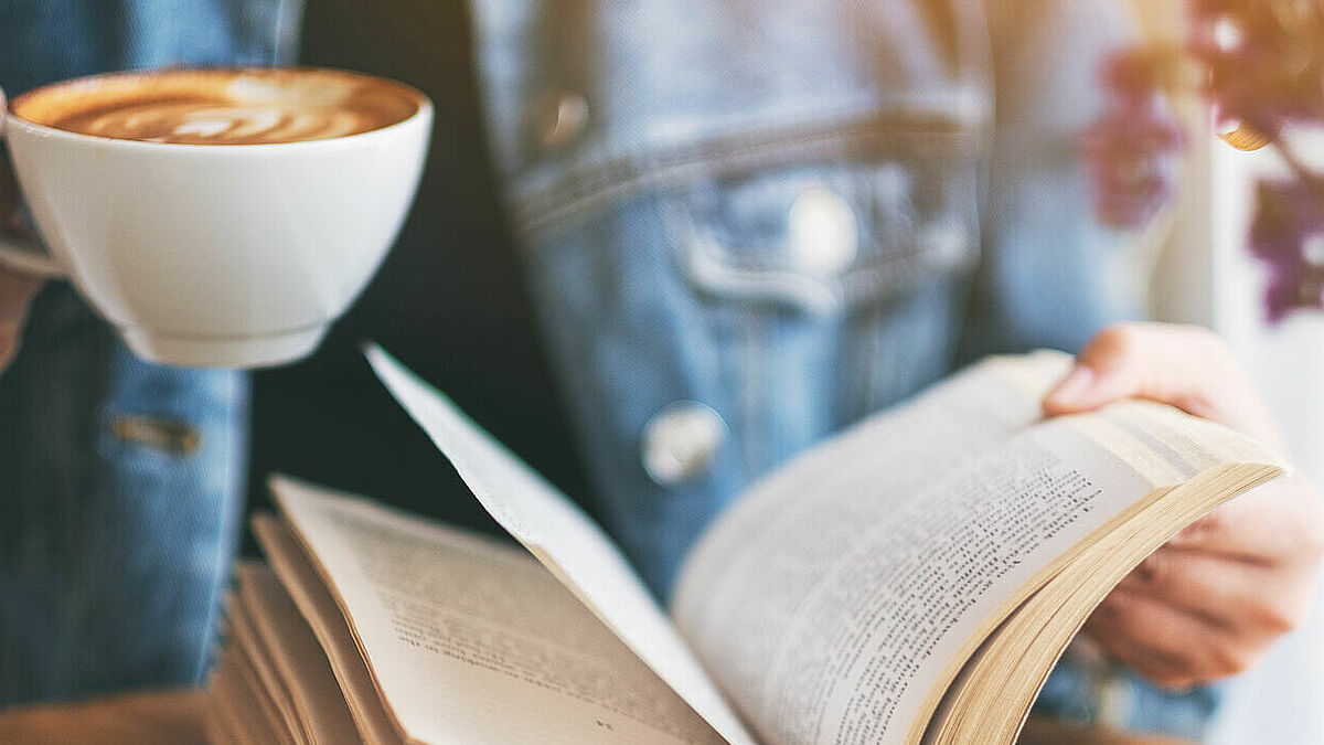 Mit Kaffee und Buch lässt es sich herrlich entspannen.