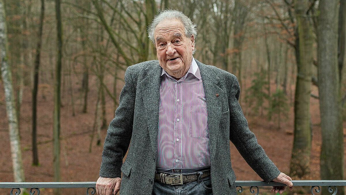 Holocaustüberlebender Ivar Buterfas-Frankenthal (89) in seinem Garten in Bendestorf bei Hamburg.  Als Kind entging er nur knapp der Deportation. 