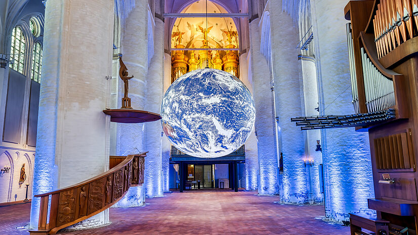 Riesige sich drehende Erdkugel in einer Kirche