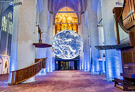 Riesige sich drehende Erdkugel in einer Kirche