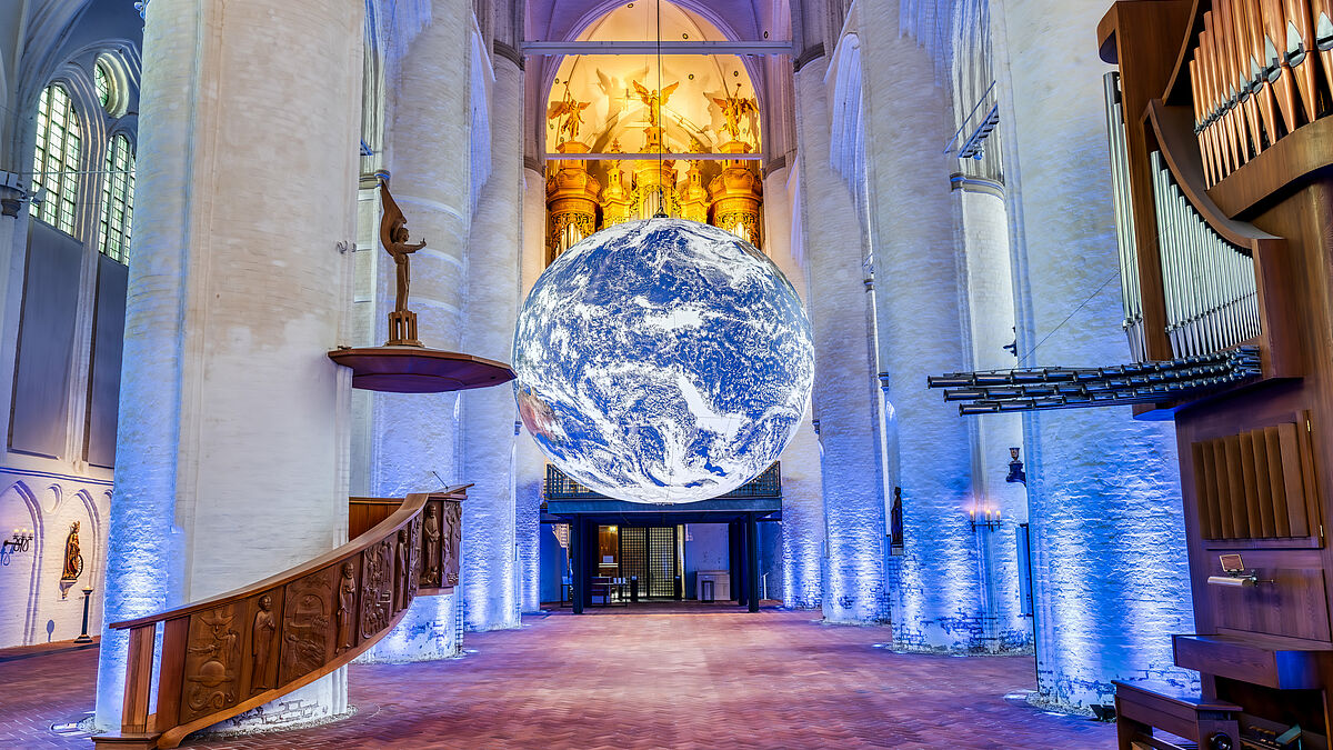 Das Kunstwerk "Gaia" des britischen Künstlers Luke Jerram ist zum ersten Mal in Hamburg zu sehen. "Gaia" ist griechisch und bedeutet Mutter Erde.