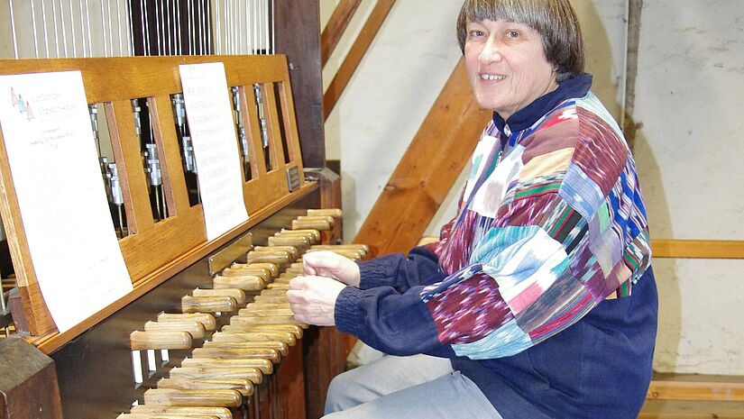 Gudrun Schmidtke am Carillon im Turm der Christianskirche