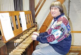 Gudrun Schmidtke am Carillon im Turm der Christianskirche