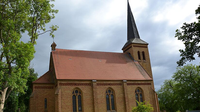Die Kirche Granzin liegt in idyllischer Umgebung, umgeben von Rad- und Wanderwegen. 