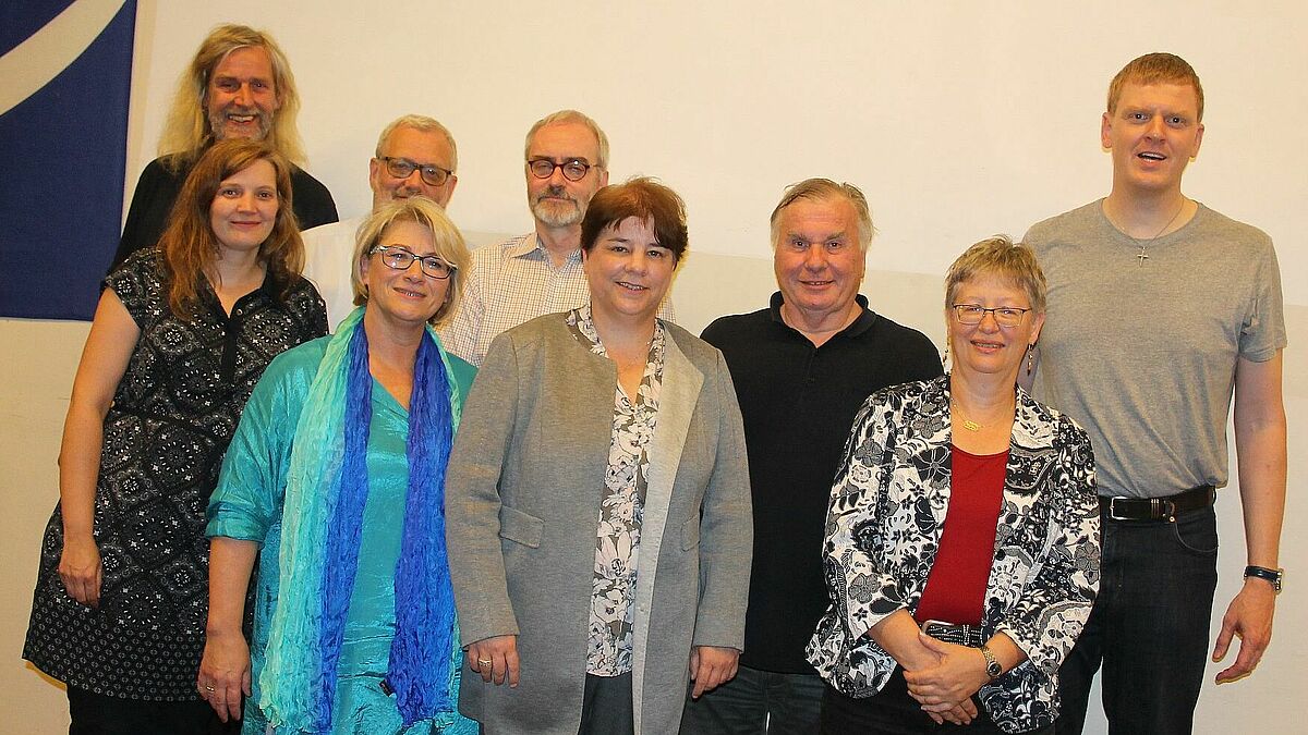 Der neue Vorstand der Seemannsmission Hamburg-Harburg: Jan Oltmanns (v.l.), Andrea Meenken, Arne Wesseloh, Anke Wibel, Jan-Gerd Hagelstein, Pröpstin Carolyn Decke, Karl-Heinz Biesold, Ursel Bielfeld el Masri und Jan Collmann.