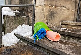 Schlafsack und Isomatte im Schnee