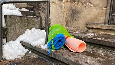 Schlafsack und Isomatte im Schnee