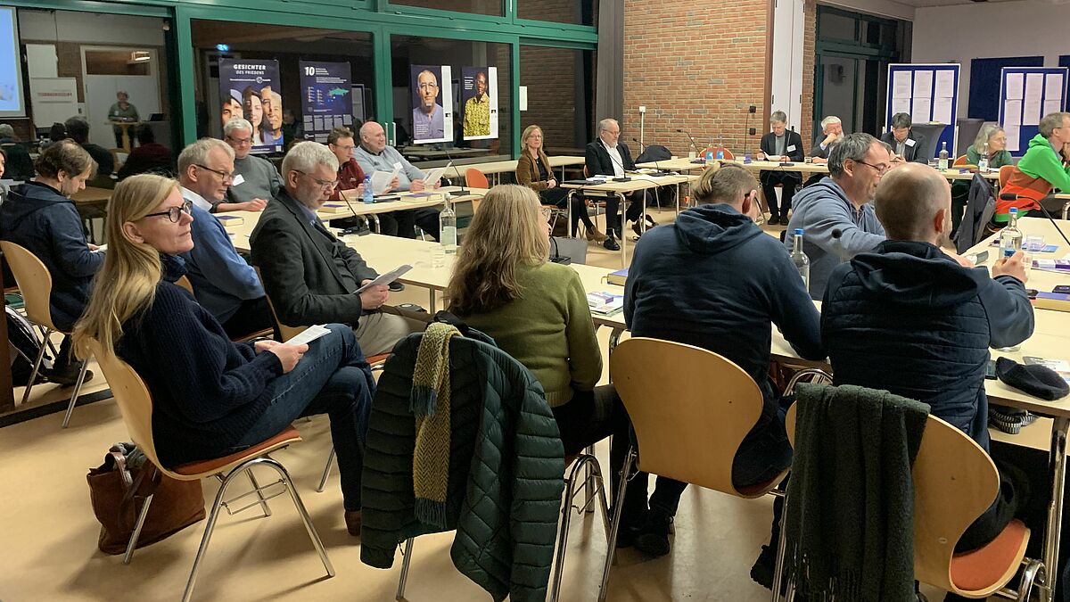 Aufmerksam verfolgten die Mitglieder der EKD-Friedenskonferenz den Vortrag