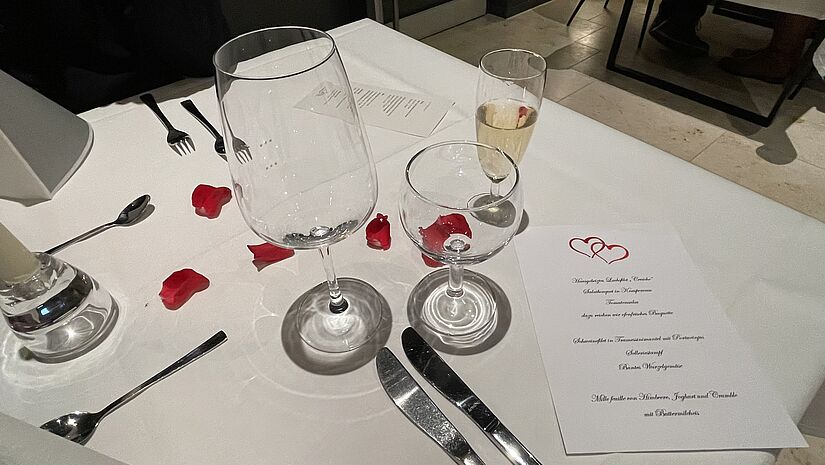 Der Block auf einen gedeckten Tisch mit Deko, Gläsern und Besteck