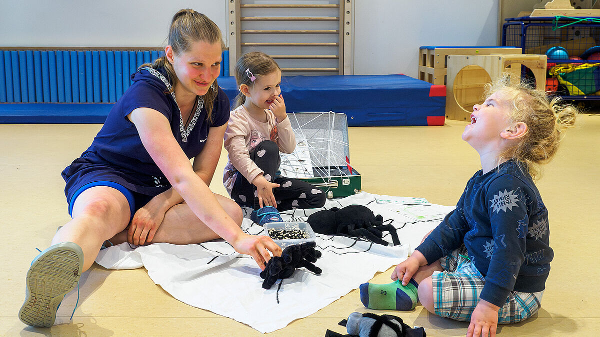 Die Kinder mögen die Spinne Edda und wollen von Erzieherin Linda Leineweber alles über die Tiere wissen.
