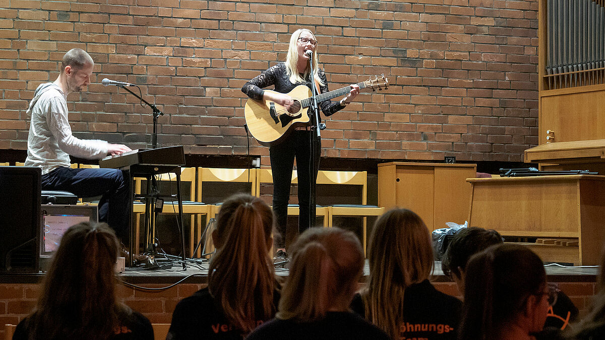 Das Duo Imke & J kommt bei den Jugendlichen in der Versöhnungskirche in Neumünster sehr gut an.