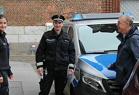 Hanns-Peter Neumann im Gespräch mit Polizist
