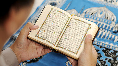 In der Blauen Moschee wird aus dem Koran vorgelesen