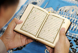 In der Blauen Moschee wird aus dem Koran vorgelesen