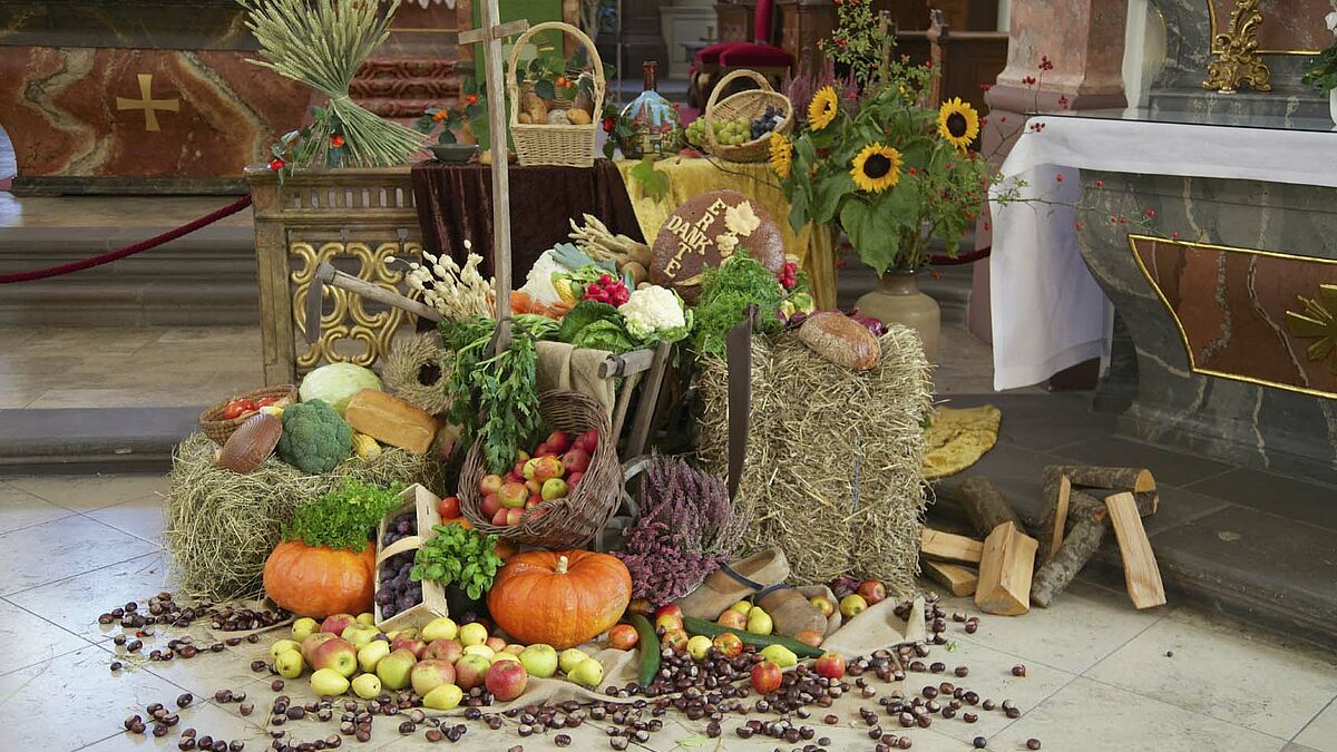 Zum Erntedankfest geschmückte Kirche