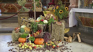 Zu Erntedank sind viele Kirchen feierlich mit den Früchten der Ernte geschmückt.