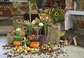 Zum Erntedankfest geschmückte Kirche