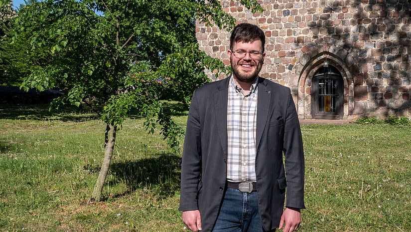 Pfarramtsassistent Lars Fischer stellt eine der Linden aus Brandenburg in Hohenselchow-Groß Pinnow vor.