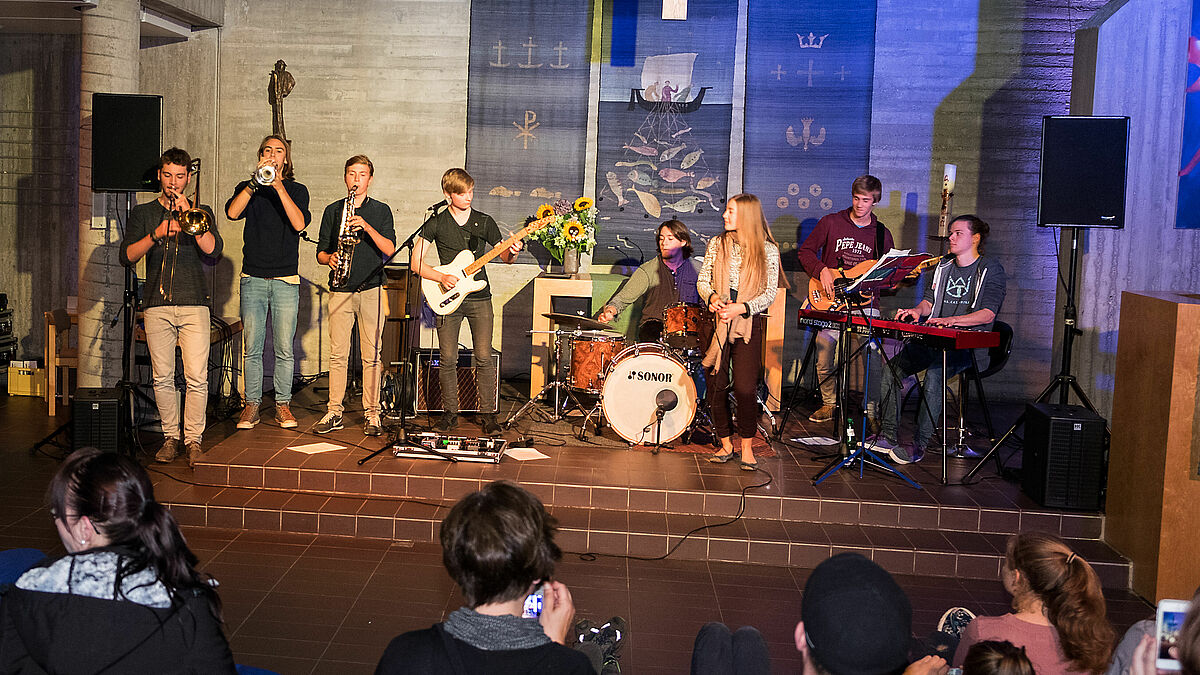 Funk, Soul und ein bisschen Ska: Die Kieler Band Leo In The Lioncage hat in der Lukaskirche zur Nacht der Kirchen für Stimmung gesorgt.