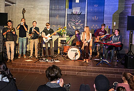 Funk, Soul und ein bisschen Ska: Die Kieler Band Leo In The Lioncage hat in der Lukaskirche zur Nacht der Kirchen für Stimmung gesorgt.
