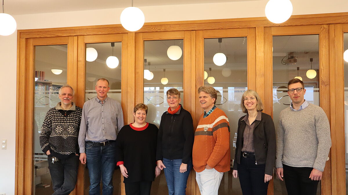 Elmshorner Pastorinnen und Pastoren planen ihre Zusammenarbeit im Stadtkonvent (von links): Matthias Mannherz (Emmausgemeinde), Lars Därmann (Bugenhagengemeinde Klein Nordende), Antje Eddelbüttel (St. Niklai), Britta Stender (Friedenskirchengemeinde), Hartmuth Wahnung (Zum Guten Hirten), Karin Johannigmann (Emmausgemeinde), Christofer Klaas (Friedenskirchengemeinde). 

