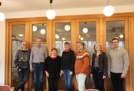 Elmshorner Pastorinnen und Pastoren planen ihre Zusammenarbeit im Stadtkonvent (von links): Matthias Mannherz (Emmausgemeinde), Lars Därmann (Bugenhagengemeinde Klein Nordende), Antje Eddelbüttel (St. Niklai), Britta Stender (Friedenskirchengemeinde), Hartmuth Wahnung (Zum Guten Hirten), Karin Johannigmann (Emmausgemeinde), Christofer Klaas (Friedenskirchengemeinde). 