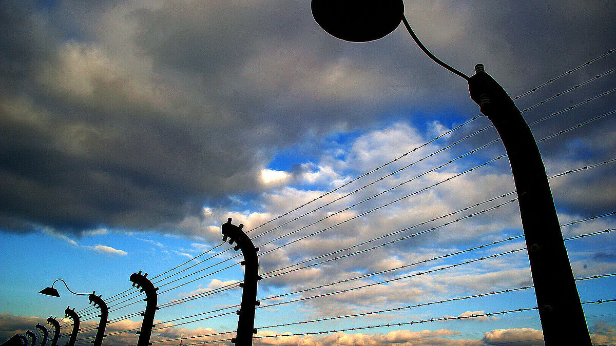 Stacheldrahtzaun mit Lampen am ehemalige Konzentrationslager Auschwitz-Birkenau (Auschwitz 2) in Polen. Vor 75 Jahren, am 27.01.1945, befreite die Rote Armee Auschwitz. In dem Vernichtungslager hatten die Nationalsozialisten rund 1,1 Millionen Menschen ermordet. 